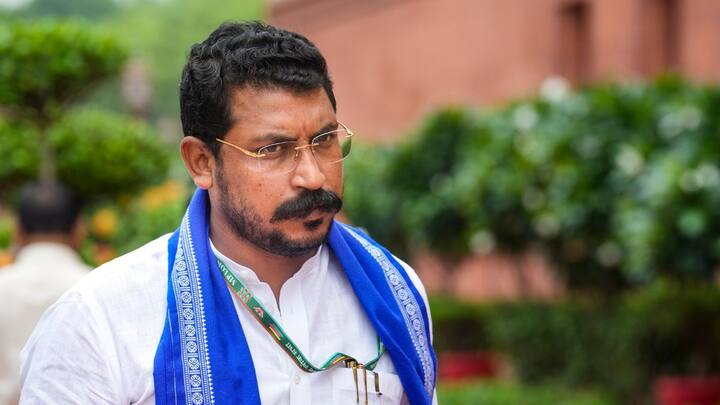 चंद्रशेखर ने कहा कि जैसे ही बिल आया उसके बाद हमें चर्चा में बोलने का मौका ही नहीं दिया गया. कमजोर वर्गों की आवाज को पार्लियामेंट में दबाया जा रहा है. हमें जनता ने चुनकर भेजा है हम किसी की दया पर या नहीं है.