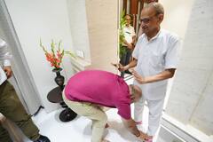 जेल से निकलने के बाद सीएम केजरीवाल के परिवार से मिले मनीष सिसोदिया, देखें तस्वीरें