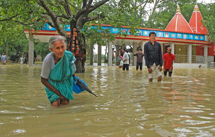 উত্তরবঙ্গের উপর থেকে দুর্যোগের প্রভাব কাটছেই না। অতি ভারী বৃষ্টির সতর্কতা রয়েছে উত্তরবঙ্গে। মৌসুমী অক্ষরেখা বাংলার উপর বিস্তৃত রয়েছে। এর প্রভাবে বিক্ষিপ্তভাবে বৃষ্টি চলবে দক্ষিণবঙ্গের কয়েকটি জেলায়।