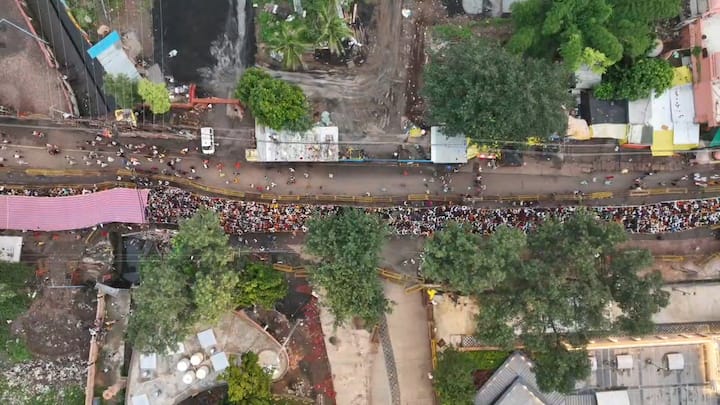 महाकालेश्वर मंदिर समिति के अध्यक्ष और उज्जैन के कलेक्टर नीरज कुमार सिंह ने बताया कि नागचंद्रेश्वर महादेव मंदिर में दर्शन करने के लिए बड़ी संख्या में श्रद्धालु आ रहे हैं.