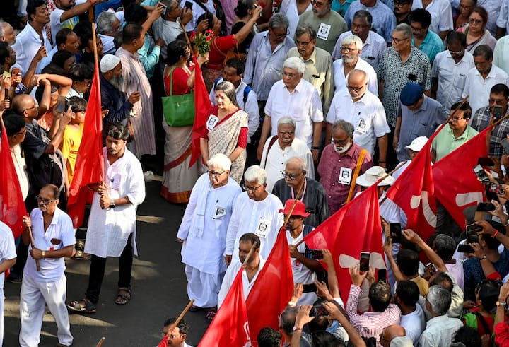 এদিন সকাল ১১টা ৪ মিনিটে পিস ওয়ার্ল্ড থেকে বিধানসভা ভবনে পৌঁছয় বুদ্ধদেব ভট্টাচার্যর মরদেহ। ঠিক যে জায়গায় শেষ শ্রদ্ধা জানানো হয়েছিল জ্যোতি বসুকে, ঠিক সেখানেই তাঁর উত্তরসূরীর দেহ শায়িত রাখা হয়। ২০১১ সালের জানুয়ারিতে শেষবার বিধানসভায় এসেছিলেন বুদ্ধদেব ভট্টাচার্য। ১৩ বছর ৬ মাসের মাথায় বিধানসভায় এল তাঁর নিথর দেহ।