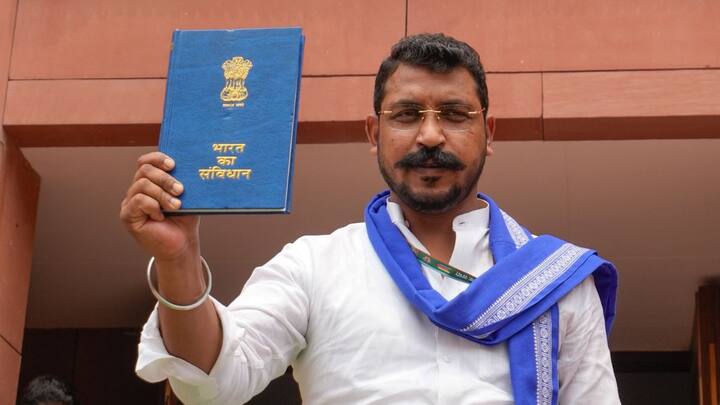 सरकार अगर इतनी ही मुस्लिम हितैषी है तो कितने मुस्लिम एमपी है यह भी बता दीजिए? कितने मुसलमानों को मंत्री बनाया गया? चंद्रशेखर ने कहा कि मैं उत्तर प्रदेश से आता हूं और वहां एक भी मुस्लिम इंस्पेक्टर चार्ज पर नहीं है. शायद एक भी मुस्लिम एसएसपी चार्ज पर नहीं होगा.उन्होंने कहा कि सरकार की नियत मुसलमान के पक्ष में नहीं है.