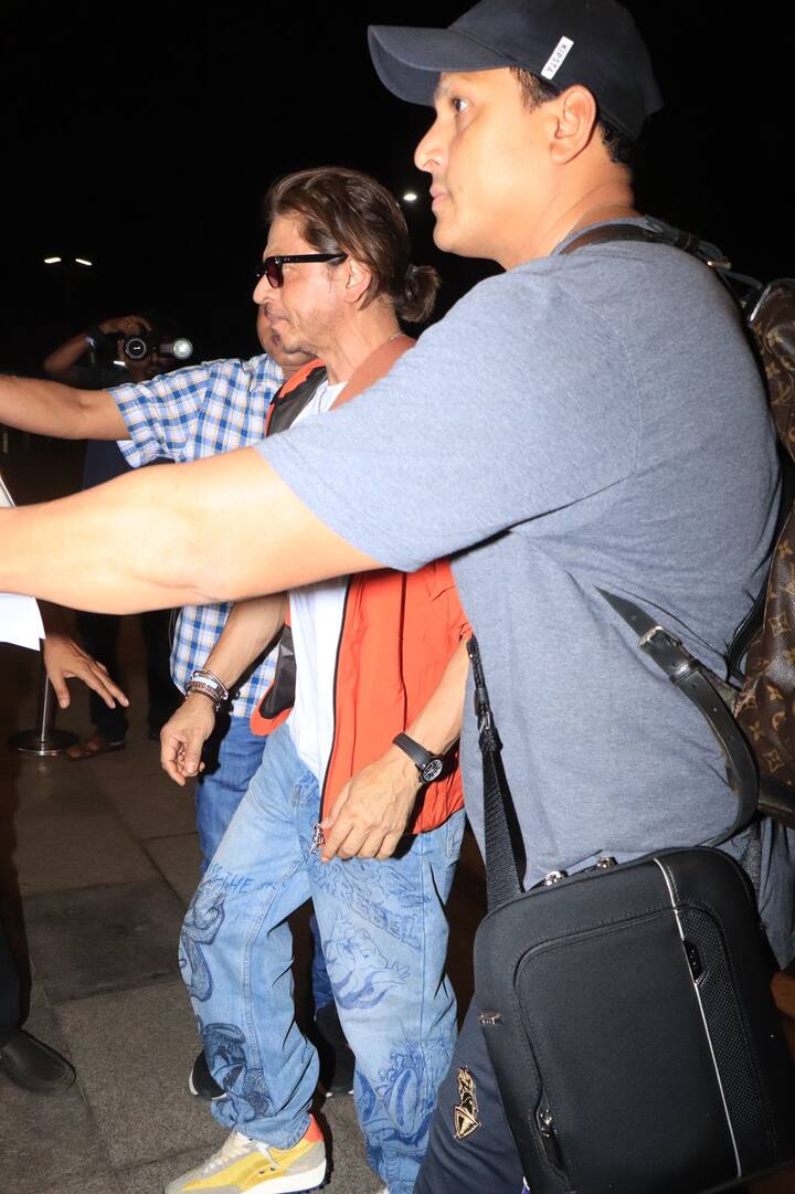 Now these pictures of Shahrukh Khan are going viral on social media and fans are going crazy over the super stylish look of the actor.
