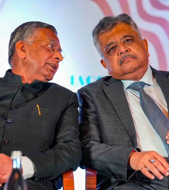 सीजेआई चंद्रचूड़ ने पेंशन को लेकर चिंता जताते हुए अटॉर्नी जनरल (AG) और सॅालिसिटर जनरल (SG) से कहा कि हम जिला जजों के गार्जियन होने के नाते आपसे अनुरोध करते हैं कि अमाईकस क्यूरिए (वकील) के साथ बात करके इसका हल निकालें.