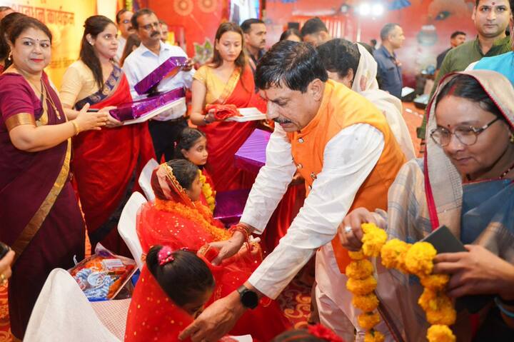 सीएम मोहन यादव ने कहा कि प्रदेश में निवेश के लिए बेंगलुरु जाने पर उन्होंने कहा कि निवेश के बिना प्रदेश की प्रगति अधूरी है. सरकार ने अपनी दृढ़ इच्छा शक्ति के आधार पर औद्योगिक क्षेत्र में बदलाव लाने का संकल्प लिया है. 