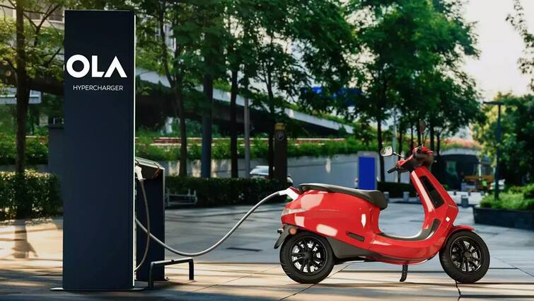 Ola Electric IPO: वैश्विक बिकवाली से ओला इलेक्ट्रिक आईपीओ की पार्टी खराब? लिस्टिंग से पहले निगेटिव हुआ जीएमपी Ola Electrric IPO listing today shares may start with reduced sentiment due to negative gmp Ola Electric IPO: वैश्विक बिकवाली से ओला इलेक्ट्रिक आईपीओ की पार्टी खराब? लिस्टिंग से पहले निगेटिव हुआ जीएमपी