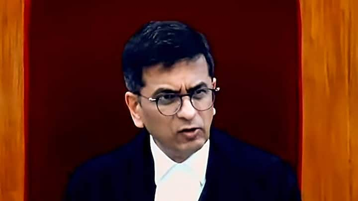 जिला जजों को कम पेंशन मिलने पर CJI चंद्रचूड़ ने चिंता जाहिर करते हुए अटॉर्नी जनरल आर. वेंकटरमानी और सॅालिसिटर जनरल को अमाईकस क्यूरिए (वकील) के साथ मिलकर इसका हल निकालने का अनुरोध किया.