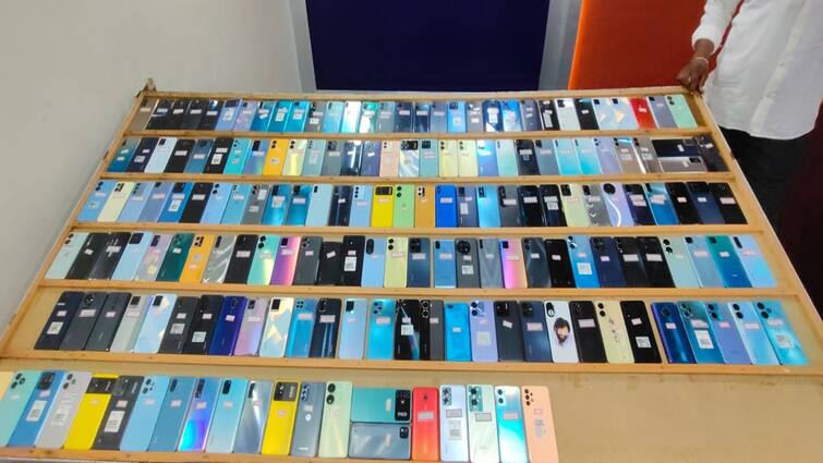 Anantapur police recovers 15 crores valuble mobile phones says sp Mobile Phones: చోరీ అయిన సెల్‌ఫోన్లను భారీగా పట్టేసిన పోలీసులు, ఇలా చేస్తే ఈజీగా ఫోన్ దొరుకుతుందట - పోలీసులు