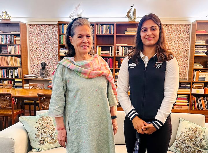 Congress Parliamentary Party Chairperson Sonia Gandhi with Paris Olympics medallist shooter Manu Bhaker, in New Delhi, Wednesday, Aug. 7, 2024. (Image Source: PTI)