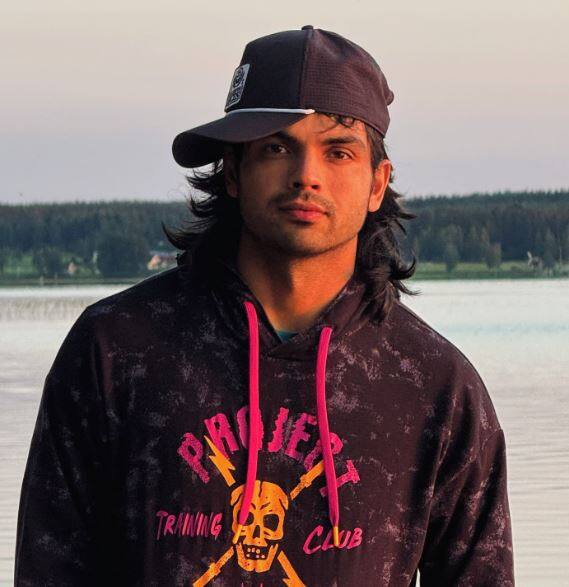 नीरज चोपड़ा एक बेहतरीन खिलाड़ी हैं और ऐसा बताया जा रहा है कि उनकी बायोपिक भी बन सकती है. इस बायोपिक में कौन-कौन एक्टर दावेदारी रखते हैं चलिए बताते हैं.