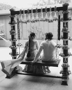 शोभिता धुलिपाला ने शेयर कीं नागा चैतन्य संग सगाई की अनदेखी तस्वीरें, झूले पर कैंडिड पोज देता दिखा कपल