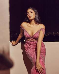 Faria Abdullah: యూత్‌ను ఫిదా చేస్తున్న ‘జాతిరత్నాలు’ బ్యూటీ - పింక్ గౌనులో అందాల ఆరబోత