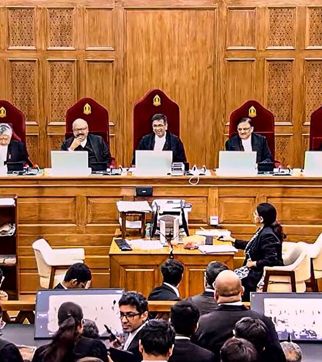 मुख्य न्यायाधीश डी वाई चंद्रचूड़ की बेंच ने कहा कि डिस्ट्रिक्ट कोर्ट के रिटायर्ड जजों को हर महीने सिर्फ 15 हजार रुपये पेंशन मिलती है, जबकि हाई कोर्ट से रिटायर्ड जजों को 30 हजार रुपये पेंशन के तौर पर मिलते हैं.