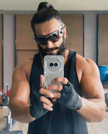 जब से रणवीर सिंह ने कपिल देव की बायोपिक की है तब से नीरज चोपड़ा की बायोपिक के दावेदारी रणवीर सिंह भी रखते हैं.