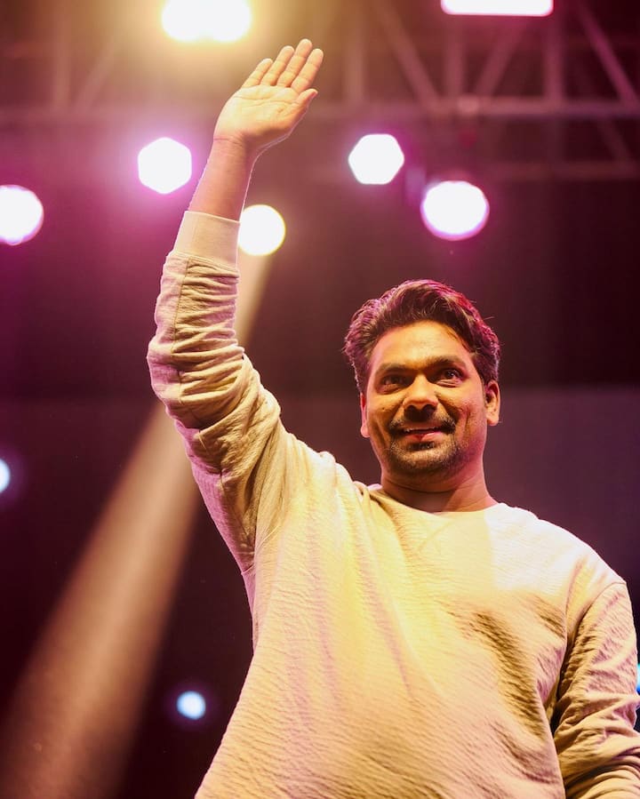 बता दें कि जाकिर खान ने कॉमेडी नहीं बल्कि स्टैंडअप कॉमेडी को भी भारत में पॉपुलर किया है. जाकिर खान ने साल 2016 में बतौर स्टैंडअप कॉमेडियन अपने करियर की शुरुआत की थी. जाकिर खान आज कॉमेडी की दुनिया के सुपरस्टार हैं. देश ही नहीं बल्कि विदेशों में भी उनके शोज हाउसफुल रहते हैं.