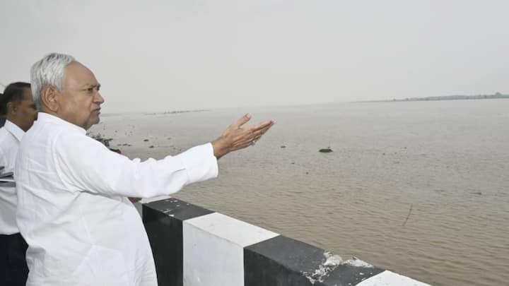 CM Nitish Inspects Ganga River: बरसात के मौसम में गंगा नदी उफान पर है. वहीं, शुक्रवार को गंगा नदी के जलस्तर को निरीक्षण करने सीएम नीतीश अधिकारियों के साथ पटना के जेपी. गंगा पथ पहुंचे.