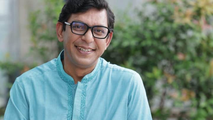 Chanchal Chowdhury on Tollywood: যখন সোশ্যাল মিডিয়ায় বাংলাদেশ নিয়ে নিজের মতামত জানানোর ঝড়, তখন কেন কোনও প্রতিক্রিয়া জানালেন না চঞ্চন চৌধূরী? খালি রইল তাঁর সোশ্যাল মিডিয়া ওয়াল।