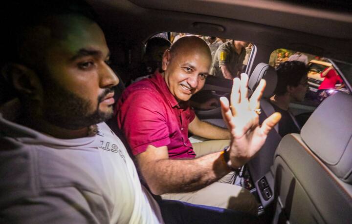 जेल से निकलने के बाद सिसोदिया का पार्टी कार्यकर्ताओं और नेताओं ने गर्मजोशी से स्वागत किया.