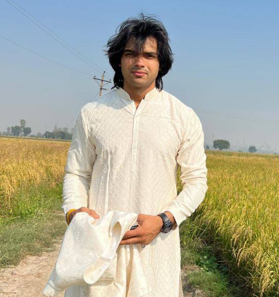 भारतीय खिलाड़ी नीरज चोपड़ा पर हर किसी को गर्व है. ओलंपिक के फिनाले में नीरज चोपड़ा पहुंचे और सिल्वर जीत पाए वहीं पाकिस्तानी खिलाड़ी अरशद नदीम ने गोल्ड जीता है.