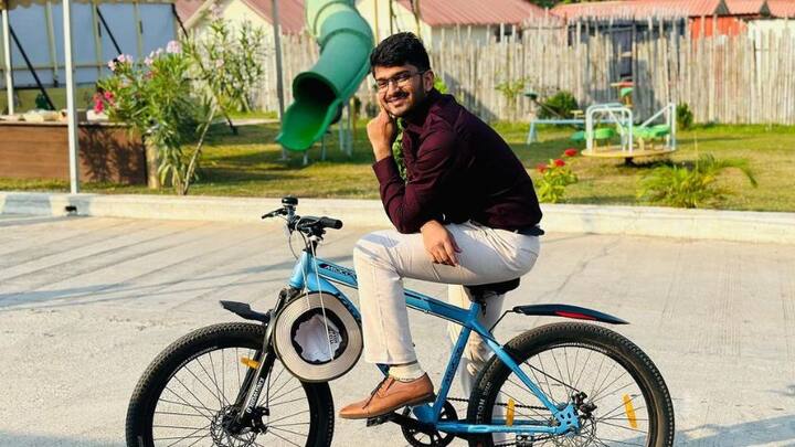 তামিলনাড়ুর তিরুপতি জেলার বাসিন্দা পবনদত্তর বাবা ভেঙ্কটেশ্বরলু এলআইসি ইন্ডিয়াতে কাজ করতেন, পবনের মা ছিলেন পেশায় শিক্ষিকা।     ছবি- পবনদত্তের ইনস্টাগ্রাম