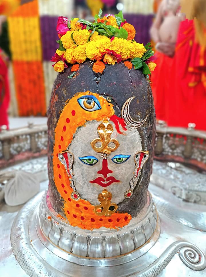 महानिर्वाणी अखाड़े के महंतो द्वारा पूजा अर्चना के बाद मंदिर के पट खोले जाते हैं. इसके बाद जब शुक्रवार रात 12:00 बजे मंदिर के पट बंद होंगे, उस समय भी महानिर्वाणी अखाड़े के महंतों द्वारा विधि विधान के साथ पूजा अर्चना की जाएगी.