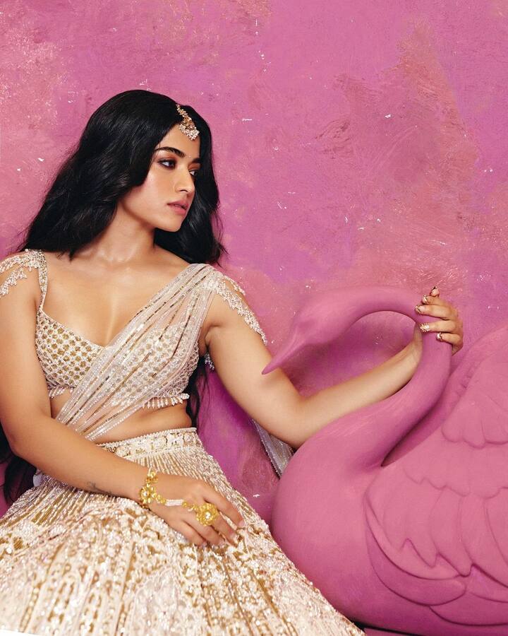 ముఖ్యంగా ఇందులోని పాటలు ఇంటర్నేషన్ వైడ్ మారుమోగాయి. ముఖ్యం శ్రీవల్ల పాట ఓ రేంజ్లో మారుమోగింది. దీంతో పుష్ప 2పై భారీ అంచనాలు నెలకొన్నాయి. అయితే పుష్ఫలో తన షూటింగ్ పార్ట్ని పూర్తి చేసుకున్నట్టు రష్మిక ఓ ఇంటర్య్వూలో వెల్లడించింది.