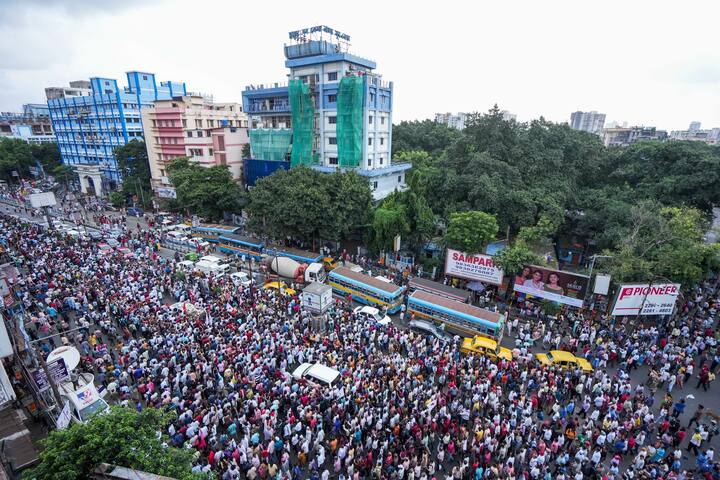 সকাল ১১টা ৩৭ মিনিটে বিধানসভা ছেড়ে আলিমুদ্দিনের উদ্দেশে রওনা হয় শোক মিছিল।  বেলা ১২টা ৫-এ সিপিএমের সদর দফতর আলিমুদ্দিন স্ট্রিটে শেষবারের মতো পৌছন বুদ্ধদেব ভট্টাচার্য। মুজফফর আহমেদ ভবনে বুদ্ধবাবুকে শ্রদ্ধা জানান প্রকাশ কারাত, বৃন্দা কারাত, ডি রাজারা।