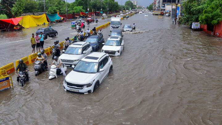 दिल्ली में गुरुवार को बारिश के बाद लोगों को गर्मी से थोड़ी राहत मिली. न्यूनतम तापमान सामान्य से 1.5 डिग्री कम 25.4 डिग्री सेल्सियस दर्ज किया गया.