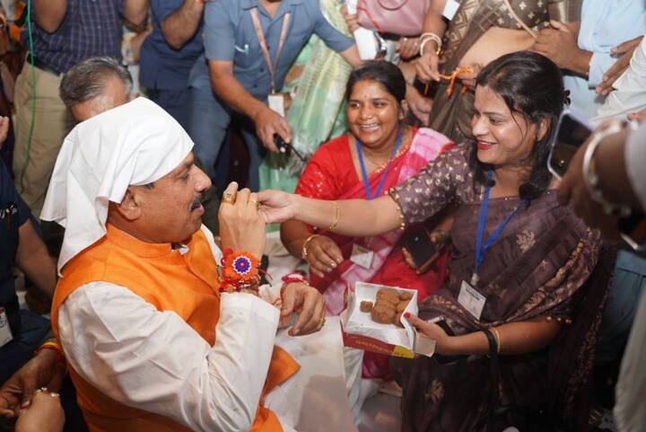 इस दौरान उन्होंने पत्रकारों से कहा कि मुझे सभी बहनों से राखी बंधवाकर बहुत खुशी हुई. कार्यक्रम के दौरान बहुत अच्छा माहौल बना. सावन की शुरुआत में सभी लोग मिलकर यह कार्यक्रम मना रहे हैं. सरपंच बहनें राखी बांधने और कार्यक्रम में भाग लेने के लिए दूर-दूर से आई हैं.