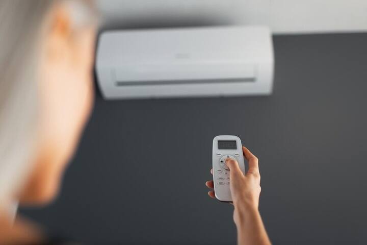 अधिकतर घरों में लोग गर्मी से बचने के लिए एसी लगवा लेते हैं. लेकिन कई बार एसी से ज्यादा पानी निकलने लगता है.