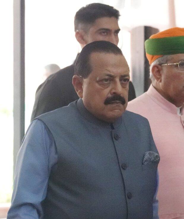 जितेंद्र सिंह ने यह भी कहा कि अगर नियुक्ति प्राधिकारी को पता चलता है कि कोई कर्मचारी गलत प्रमाण पत्र की मदद से नौकरी कर रहा है तो उस पर कार्रवाई की जाएगी और सेवा से भी हटा दिया जाएगा.