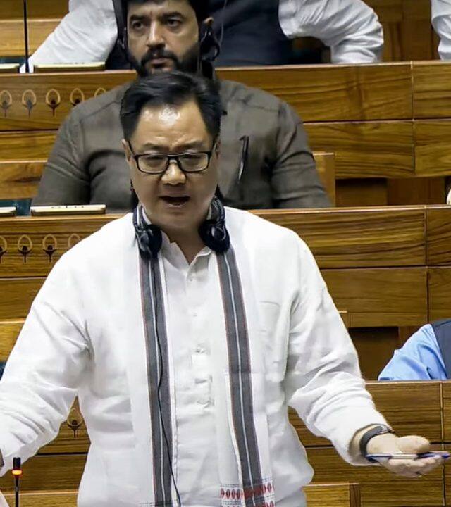 लोकसभा में गुरुवार (8 अगस्त, 2024) को केंद्रीय अल्पसंख्यक मंत्री किरेन रिजिजू ने वक्फ बोर्ड के कानूनों को लेकर संशोधन विधेयक पेश किया, जिसमें 40 बड़े बदलावों का प्रस्ताव पेश किया.