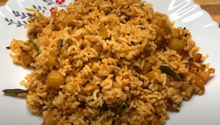 தேவையான பொருட்கள்: உருளைகிழங்கு - 2 , உப்பு , கறிவேப்பிலை , வெள்ளை சாதம் , உளுத்தம் பருப்பு - 1 தேக்கரண்டி , கடலை பருப்பு - 1 தேக்கரண்டி , மிளகு - 1 தேக்கரண்டி , சிவப்பு மிளகாய் -7 , மல்லி விதை - 2 தேக்கரண்டி , சீரகம் - 1 தேக்கரண்டி, வெந்தயம் - 1/4 தேக்கரண்டி, புளி.