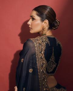 Raashii Khanna : डीप नेक ब्लाऊज आणि नेवी ब्लू साडी, ट्रेडिशनल लूकमध्ये खुललं राशी खन्नाचं सौंदर्य