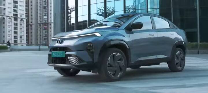 పవర్డ్ డోర్ ఫీచర్: ఈ SUV వెనుక స్పాయిలర్కు కనెక్ట్ చేయబడిన LED టైల్లైట్లతో వస్తుంది. ఇది పవర్ డోర్ ఆప్షన్ని కలిగి ఉంటుంది. మీరు మీ పాదాలను కారు కింద ఉంచినప్పుడు వెనుక డోర్ ఆటోమేటిక్గా తెరుచుకుంటుంది. ఈ సదుపాయంతో వెనక డోర్ని సులభంగా ఓపెన్ చేయవచ్చు.