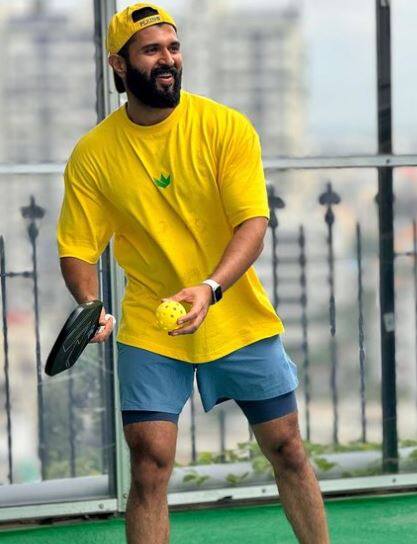 साउथ सुपरस्टार विजय देवरकोंडा ने भी कई बायोपिक्स की हैं और उनके काम को पसंद भी किया गया है. विजय भी विजय चोपड़ा की बायोपिक करेंगे तो फिट बैठेंगे.