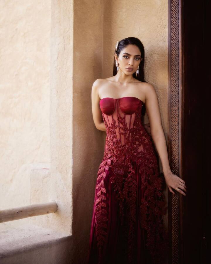 मरून कलर के इस ऑफ शोल्डर गाउन में शोभिता काफी गॉर्जियस लग रही हैं. इस आउटफिट के साथ ये ईयररिंग्स काफी जच रहे हैं.