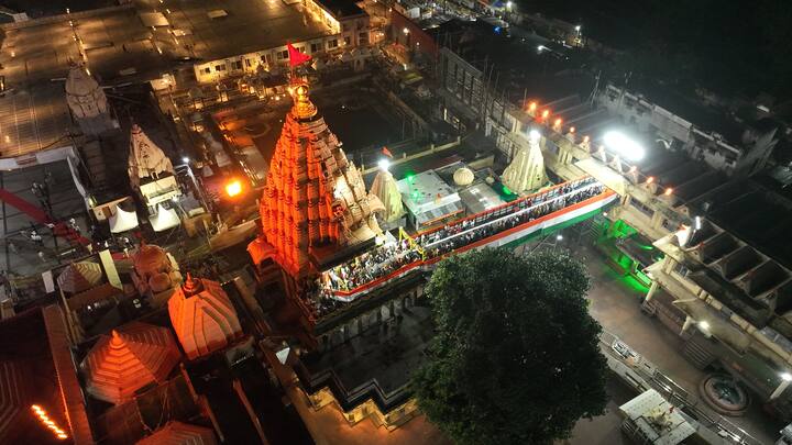 उन्होंने बताया कि रात करीब 12:00 बजे पूजा अर्चना के बाद मंदिर के पट खोल दिए गए थे. रात के समय जल्दी दर्शन हो रहे थे, लेकिन अब भीड़ और अधिक बढ़ गई है, जिसकी वजह से लगभग सवा घंटे में श्रद्धालुओं के दर्शन हो रहे हैं.