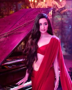 Shraddha Kapoor: అందానికి నిర్వచనం చెప్తున్న శ్రద్ధా కపూర్ - మరీ ఇంత హాట్‌గా ఉంటే కుర్రాళ్లు ఏమైపోవాలి?