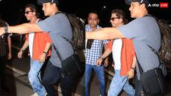एयरपोर्ट पर सुपर स्टाइलिश लुक में नजर आए SRK, रेड जैकेट के साथ डेनिम में डैपर लगे किंग खान