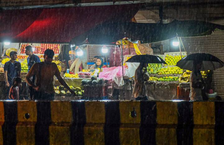 गुरुवार को दिल्ली में रुक रुककर हुई भारी बारिश की वजह से लोगों को गर्मी और उमस से राहत मिली.