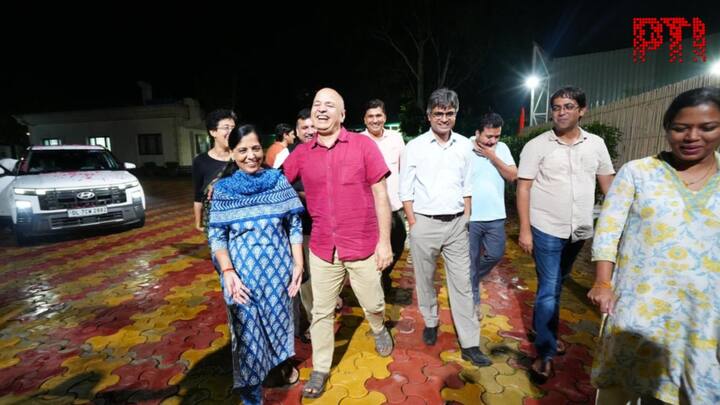 Manish Sisodia also went to Delhi CM Arvind Kejriwal's residence to meet his family. AAP Ministers Atishi and Sanjay Singh were also present. (Image Source: PTI)