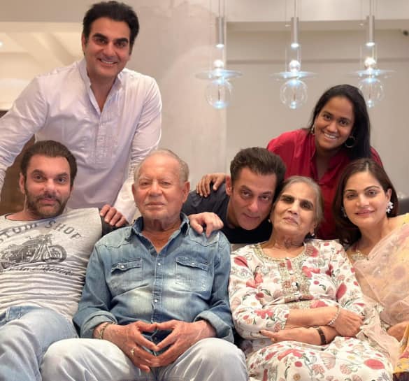 खान फैमिली के बच्चों की ये तस्वीर सोशल मीडिया पर सलमन खान के फैंस खूब पसंद कर रहे हैं. कुछ लोगों ने इसमें सलमान को पहचान लिया तो कुछ फैंस ऐसा नहीं कर पाए.