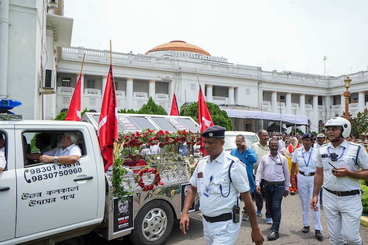 রাজনীতি যে নিছকই বাড়ি-গাড়ি-অর্থ-বিজ্ঞাপন সর্বস্ব একটি বিষয় নয়, প্রায় ৬ দশকের রাজনৈতিক জীবনের মধ্য়ে দিয়ে যিনি প্রমাণ করে গেলেন। সেই তাঁকে শ্রদ্ধা জানাতে জনতার ঢল নামল রাজপথে। দীর্ঘদিন ধরে দু কামরা ফ্ল্য়াটে দৃষ্টিশক্তি হারিয়ে, অসুস্থ অবস্থায় শুয়ে থাকা সত্ত্বেও তিনি যে বঙ্গ রাজনীতির হৃদয়েই ছিলেন। বুদ্ধদেব ভট্টাচার্যকে শেষবারের মতো সেটা জানাতেই যেন আবেগে ভাসল শহর।