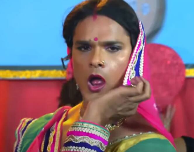 खेसारी लाल यादव भी फीमेल कैरेक्टर के लिए मशहूर हैं. पर्दे पर फीमेल रोल में आने के बाद कोई पहचान नहीं सकता है कि खेसारी लाल यादव औरत नहीं मर्द हैं.