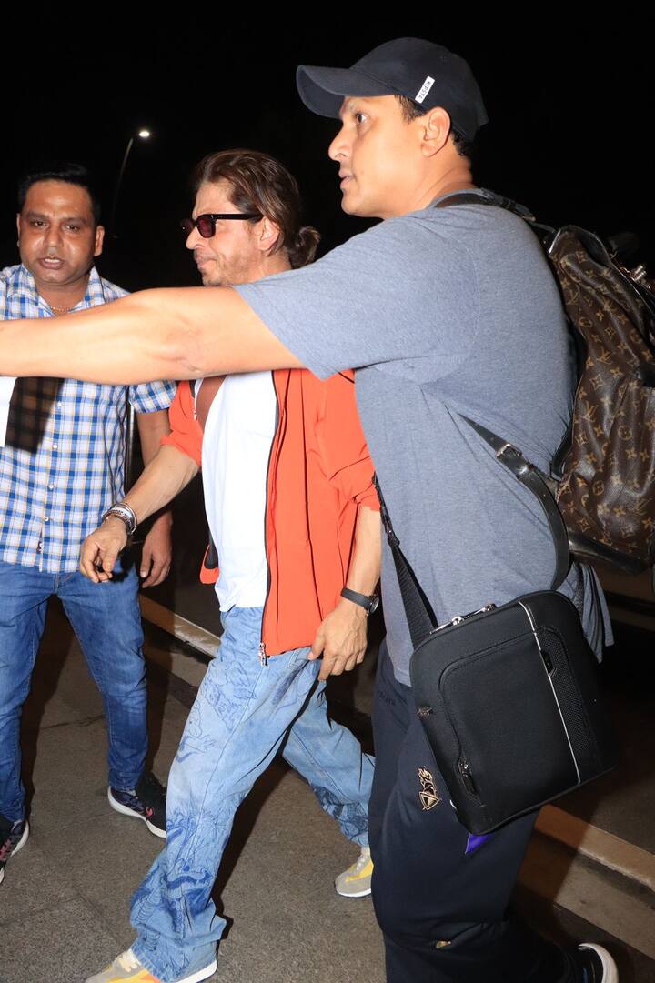 शाहरुख नेहमीच त्याच्या लुक्सने फॅन्सचे लक्ष वेधत असतो, त्याचे एअरपोर्ट लुक्स नेहमीच चर्चेत असतात.