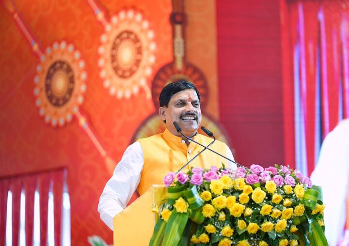 सीएम ने सभी महिला सरपंचों को स्वतंत्रता दिवस पर हर घर में तिरंगा झंडा फहराने के लिए प्रेरित किया. कहा, इस तिरंगे के लिए हमारे पूर्वजों ने बड़ी लड़ाई लड़ी है. सीएम ने कहा, 10 अगस्त को एक क्लिक से सभी बहनों के खातों में लाडली बहना योजना के 1250 रुपये और रक्षाबंधन शगुन के 250 रुपये जमा हो जाएंगे.