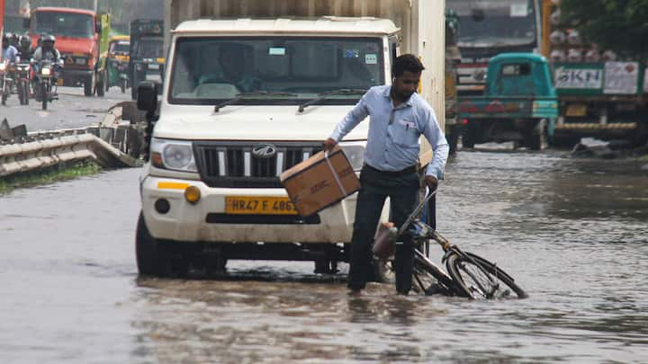 Delhi Weather Update: दिल्ली एनसीआर के आसमान में गुरुवार की तरह शुक्रवार को भी बादल छाए रहेंगे. मौसम विभाग (IMD) के मुताबिक दिल्ली सहित एनसीआर में गरज के साथ तेज बारिश (Rain) की संभावना है. 