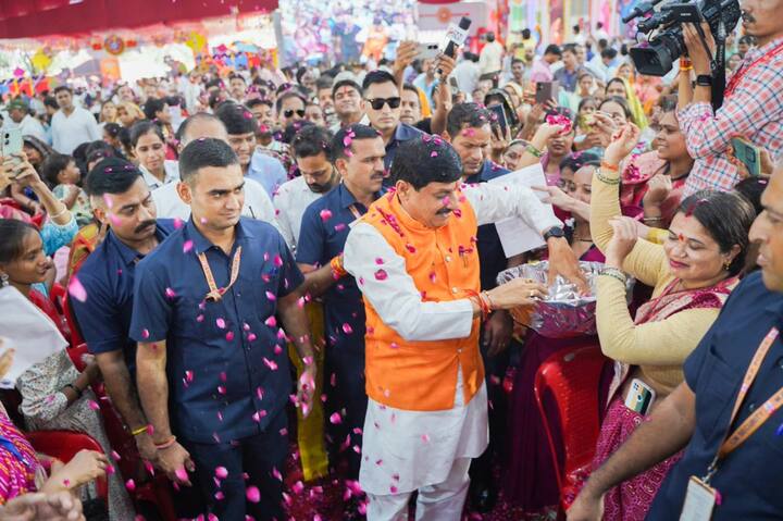 सीएम ने कहा कि हम प्रत्येक संभाग में क्षेत्रीय सम्मेलन और शिखर सम्मेलन आयोजित कर रहे हैं और कुछ ही दिनों में इसका लाभ दिखने लगेगा. हर महीने हम कई स्थानों पर जाकर निवेशकों से मिलते हैं. यह क्रम जारी रहेगा और प्रदेश में निवेश आता रहेगा.