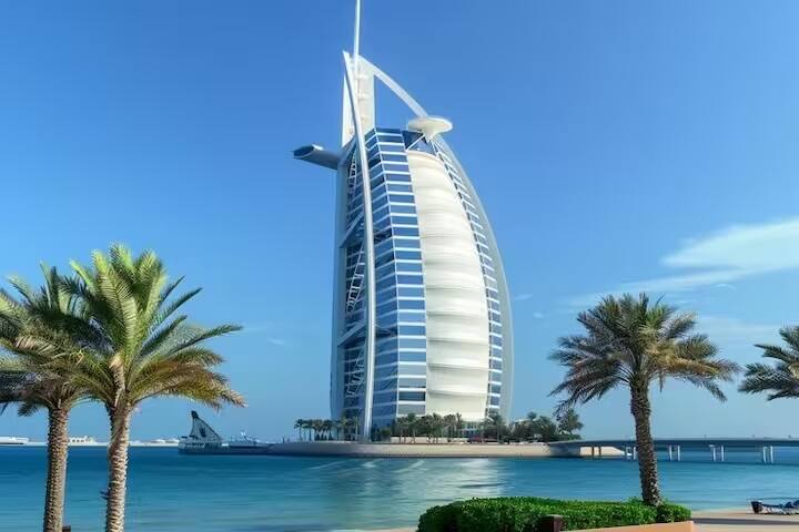 इस होटल की ऊंचाई 321 मीटर है, जबकि यह समुद्र से 148 फीट नीचे है। यह दुबई के सबसे प्रतिष्ठित स्थलों में से एक है।